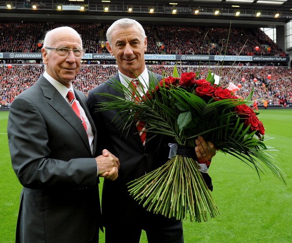 Phía trong sân, Sir Bobby Charlton đã gửi tới huyền thoại sân Anfield là Ian Rush bó hoa tươi thắm thể hiện sự đồng cảm của M.U với Liverpool về thảm họa này.